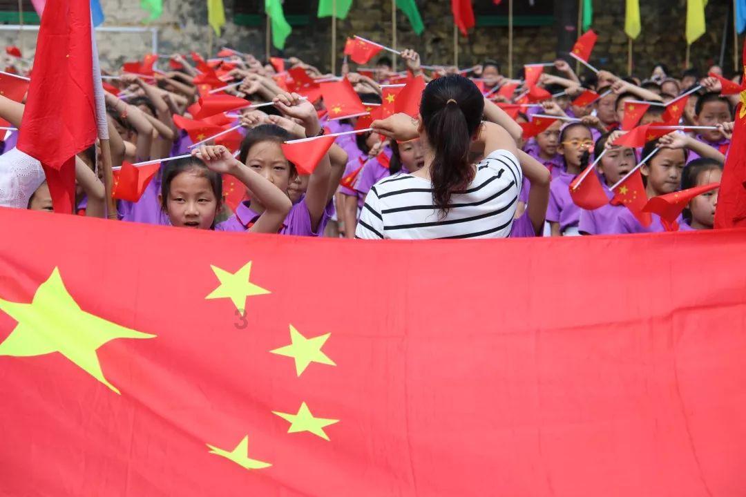 在回深圳路上，孙卓晕车躺妈妈怀里睡觉，这一幕有多温馨？