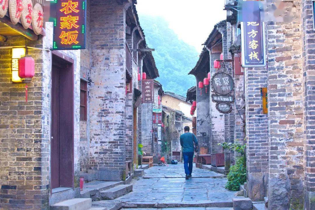 笑脸球的冒险之旅